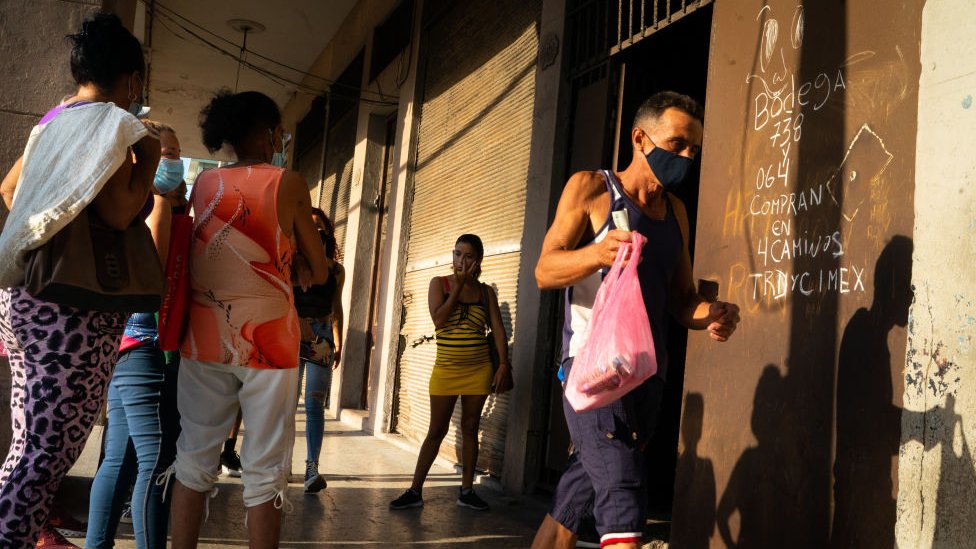 Cuba ha anunciado que permitirá la participación de inversionistas extranjeros en el comercio mayorista y minorista por primera vez en 60 años.
PING SHUM/BBC
