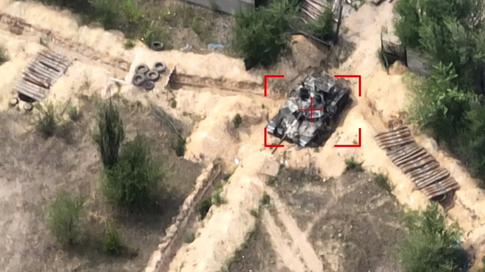 Los pilotos de drones localizan un objetivo ruso y envían sus coordenadas a la unidad de artillería.