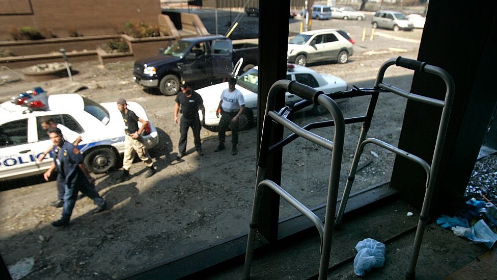 Las autoridades rescataron 45 cuerpos del centro médico Memorial casi 11 días después del impacto de Katrina, una cifra más alta que el promedio de los hospitales con tamaño similar en Nueva Orleans.