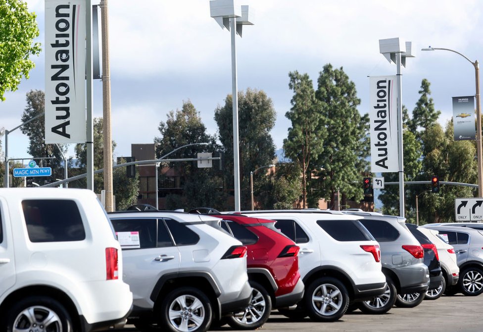 “Es un momento histórico”: California prohíbe la venta de autos nuevos de gasolina a partir de 2035, el primer estado de EE. UU. en hacerlo
