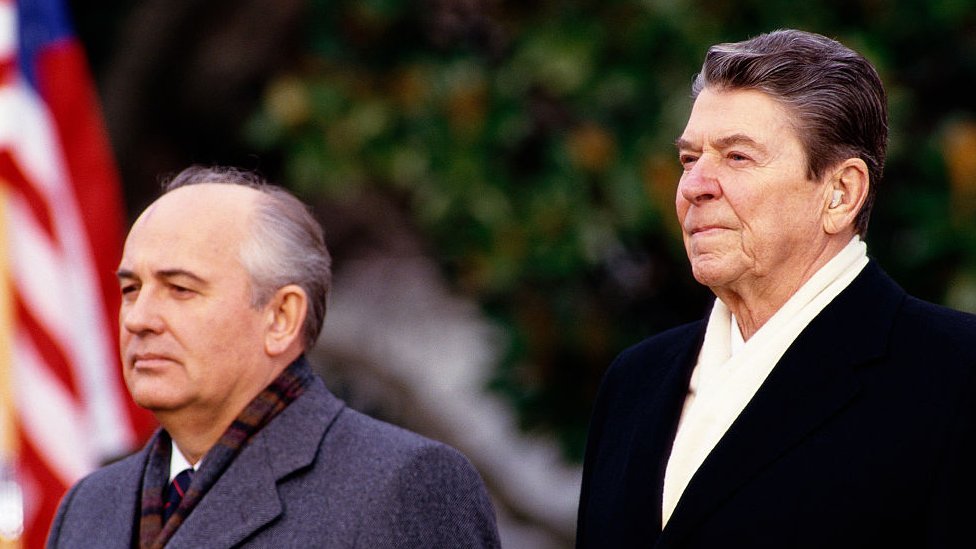 Contrario a sus predecesores, Gorbachov matuvo relaciones positivas con los líderes occidentales, lo que dio paso a la firma de importantes acuerdos, como los relacionados a armamento nuclear.
Getty Images