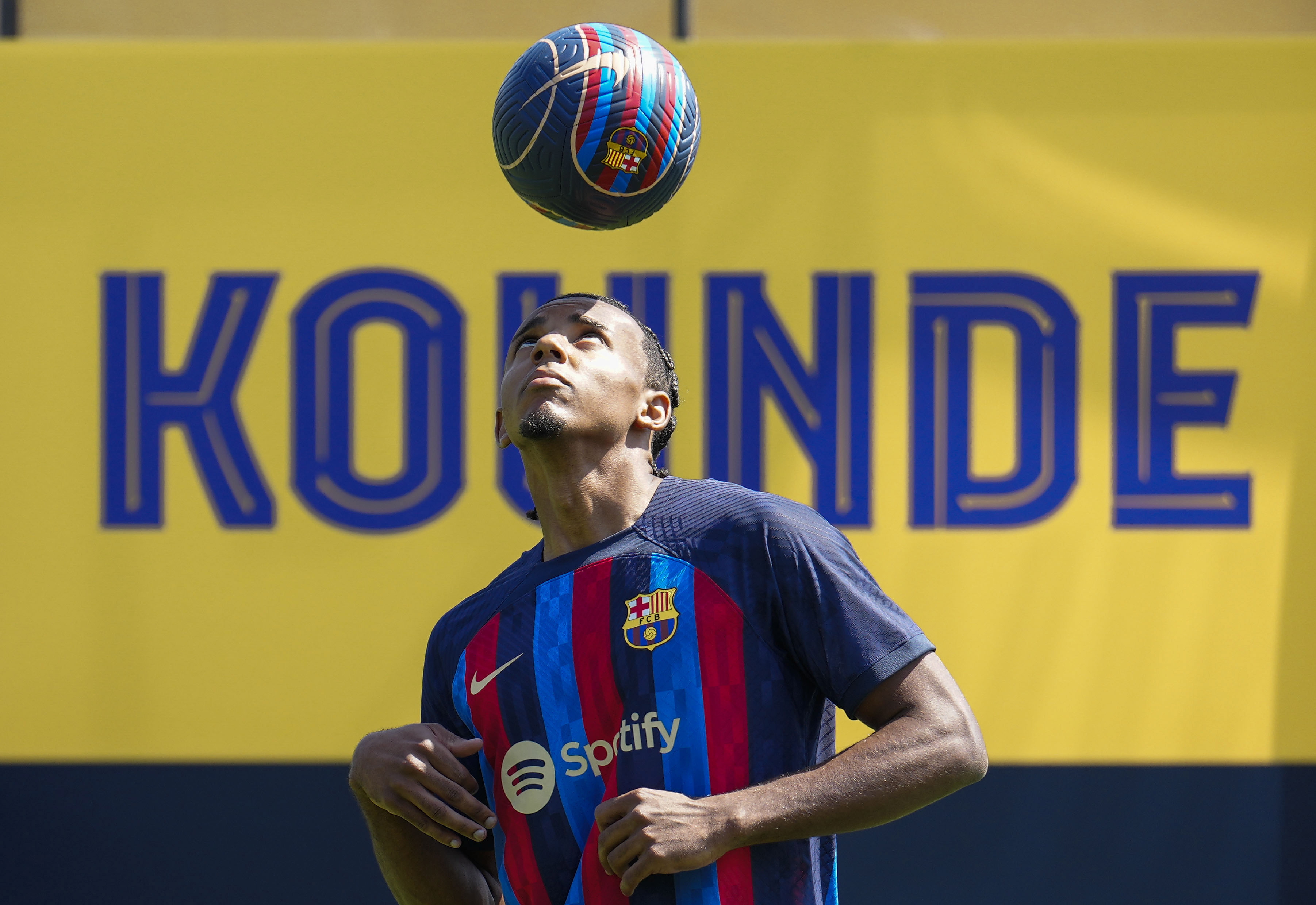 El jugador francés Jules Kounde, durante la presentación ahora ya podrá jugar para el Barcelona. Foto Prensa Libre (EFE)
