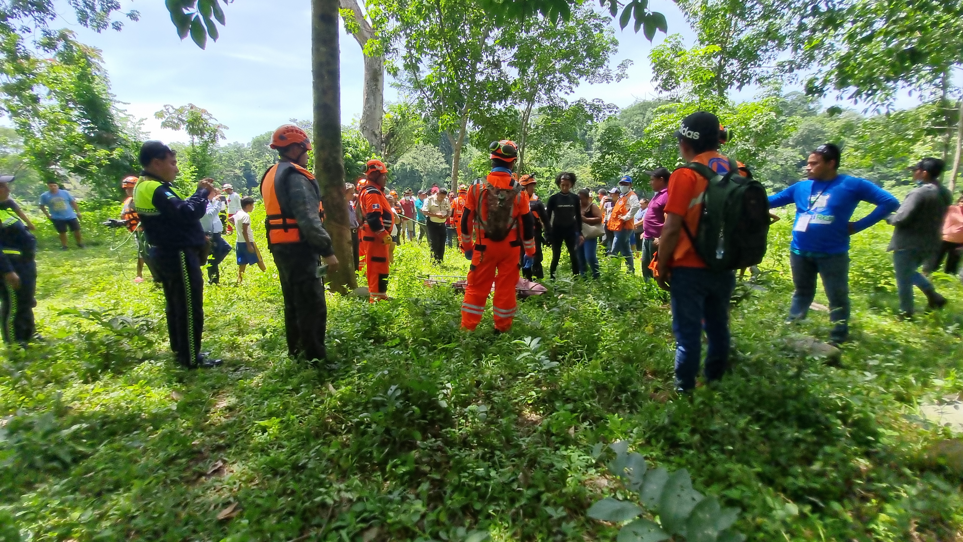 Socorristas y vecinos participaron en las tareas de búsqueda del cuerpo de José Luis Muñoz Castro, el menor que fue arrastrado por el río Ocosito, en Retalhuleu. (Foto Prensa Libre: Victoria Ruiz)