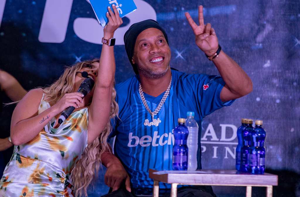 Ronaldinho: «Maradona y Pelé dos grandes de la historia» – Diario Deportivo  Más