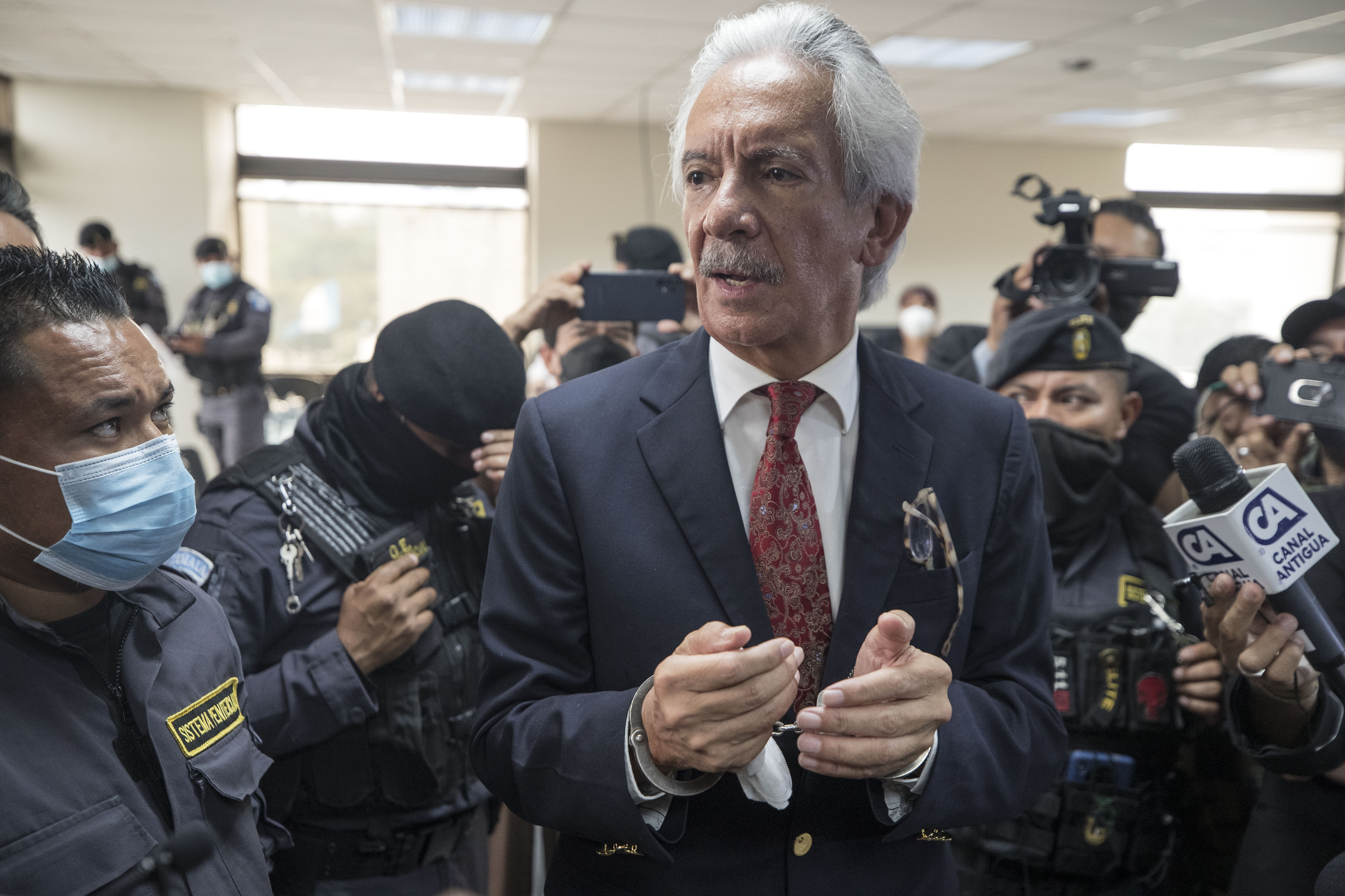 José Rubén Zamora recientemente nombrado como uno de los directores de la SIP acude a tribunales para una audiencia del proceso penal que lo mantiene detenido. Fotografía: Prensa Libre/EFE.