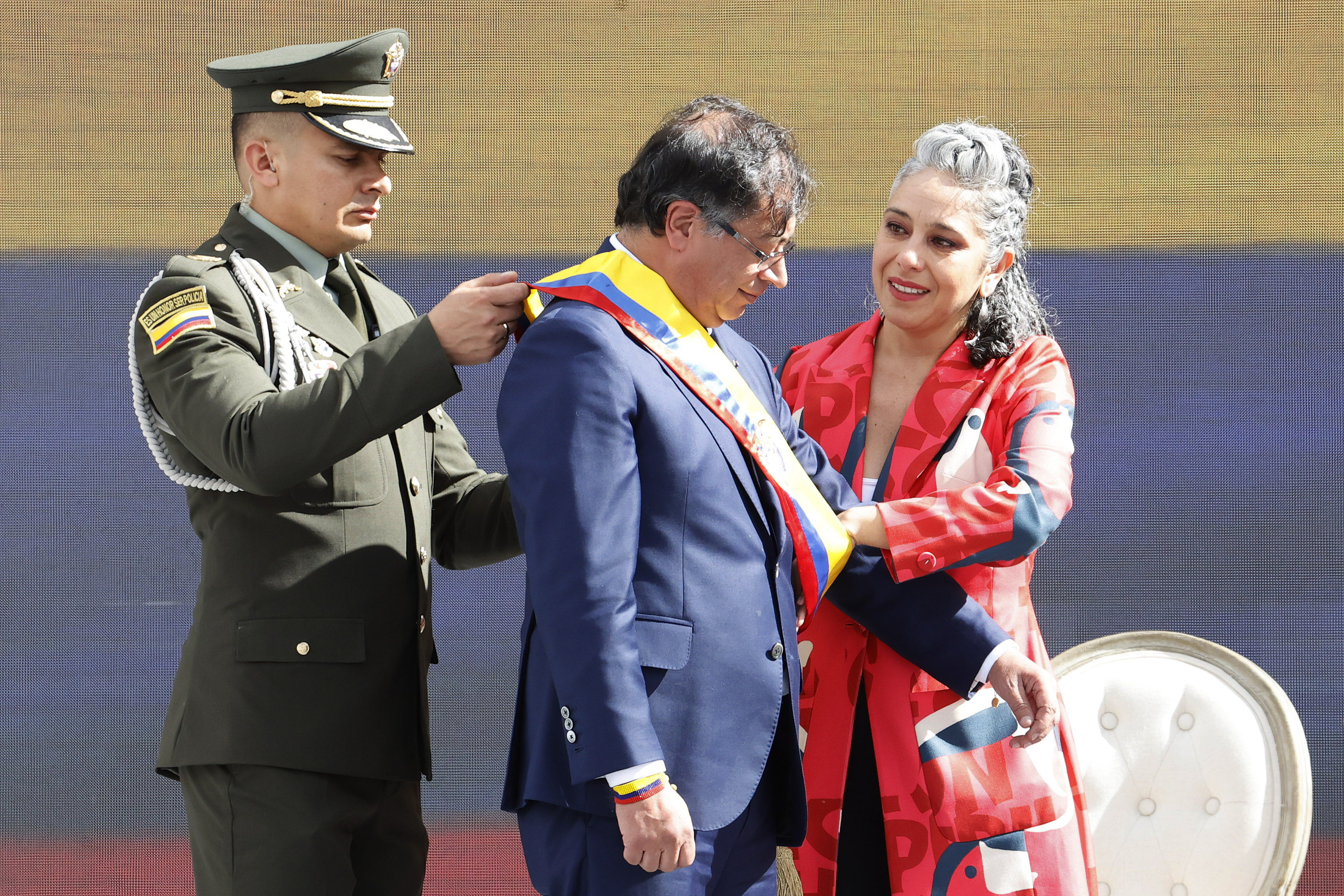 El presidente de Colombia, Gustavo Petro (centro), recibe la banda presidencial de parte de María José Pizarro, durante la ceremonia de Investidura en la Plaza Bolívar de Bogotá. (Foto Prensa Libre: EFE)