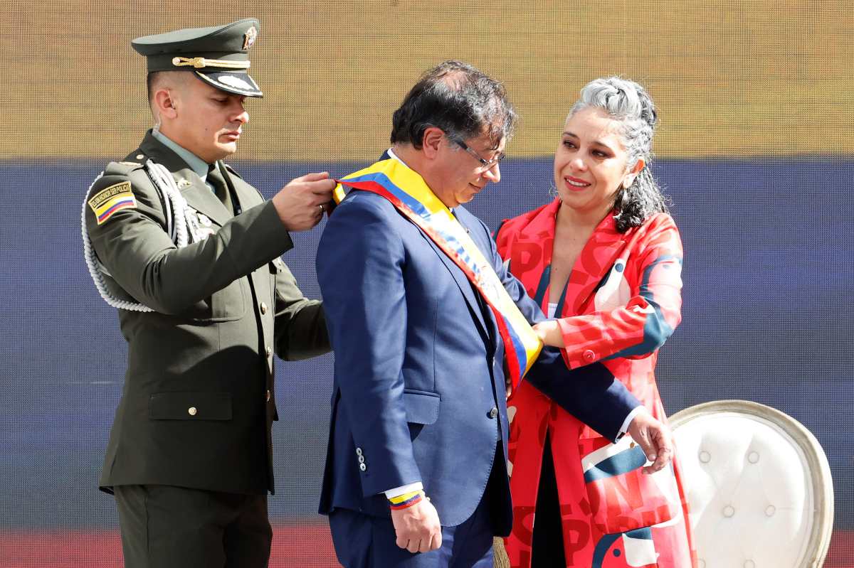 El izquierdista Gustavo Petro asume como presidente de Colombia (y la inusual petición que hizo sobre la espada de Bolívar)
