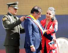 El presidente de Colombia, Gustavo Petro (centro), recibe la banda presidencial de parte de María José Pizarro, durante la ceremonia de Investidura en la Plaza Bolívar de Bogotá. (Foto Prensa Libre: EFE)