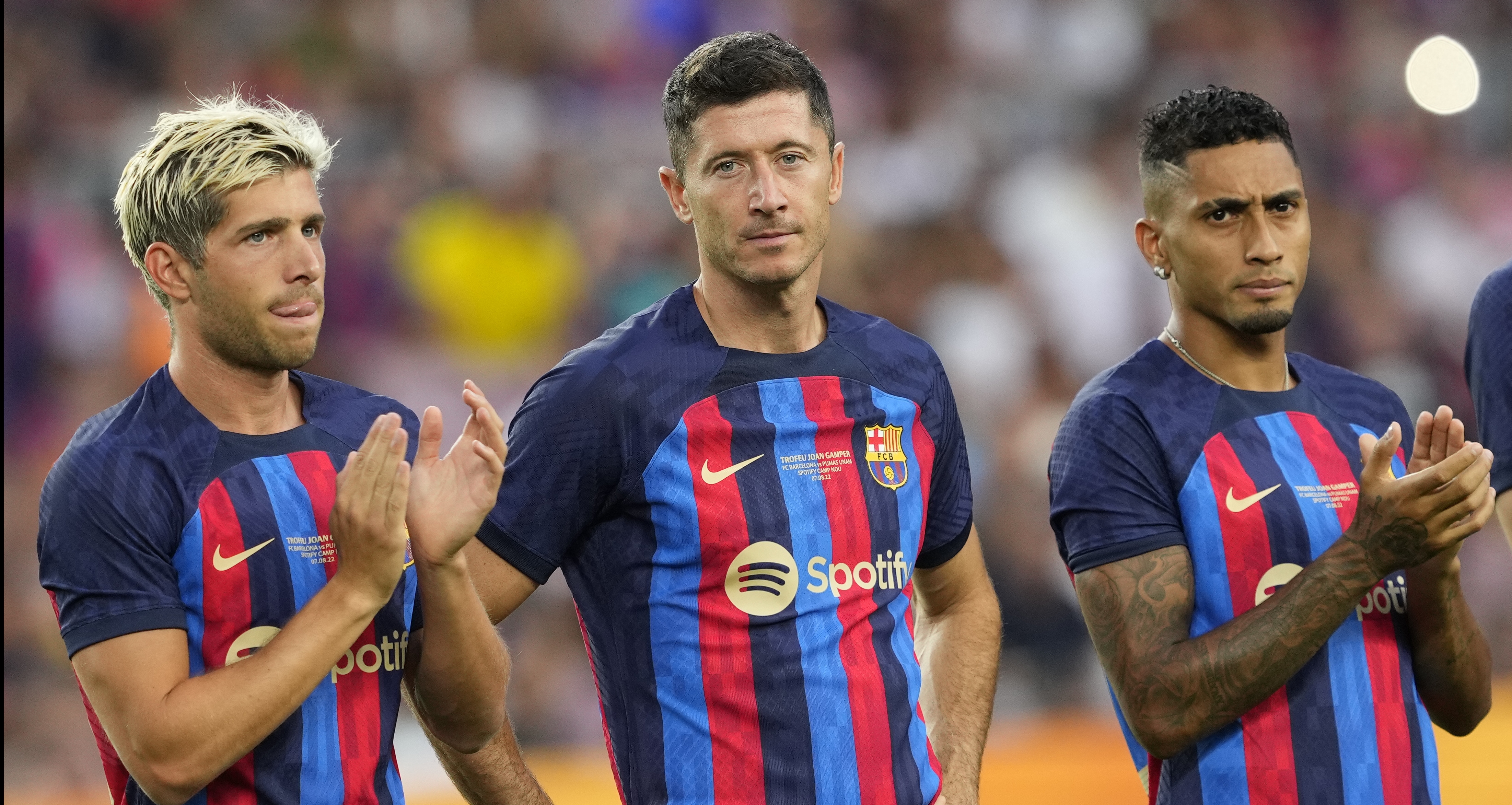 Robert Lewandowski, al centro, fue víctima de un robo cuando firmaba autógrafos a la afición del Barsa. (Foto Prensa Libre: EFE).