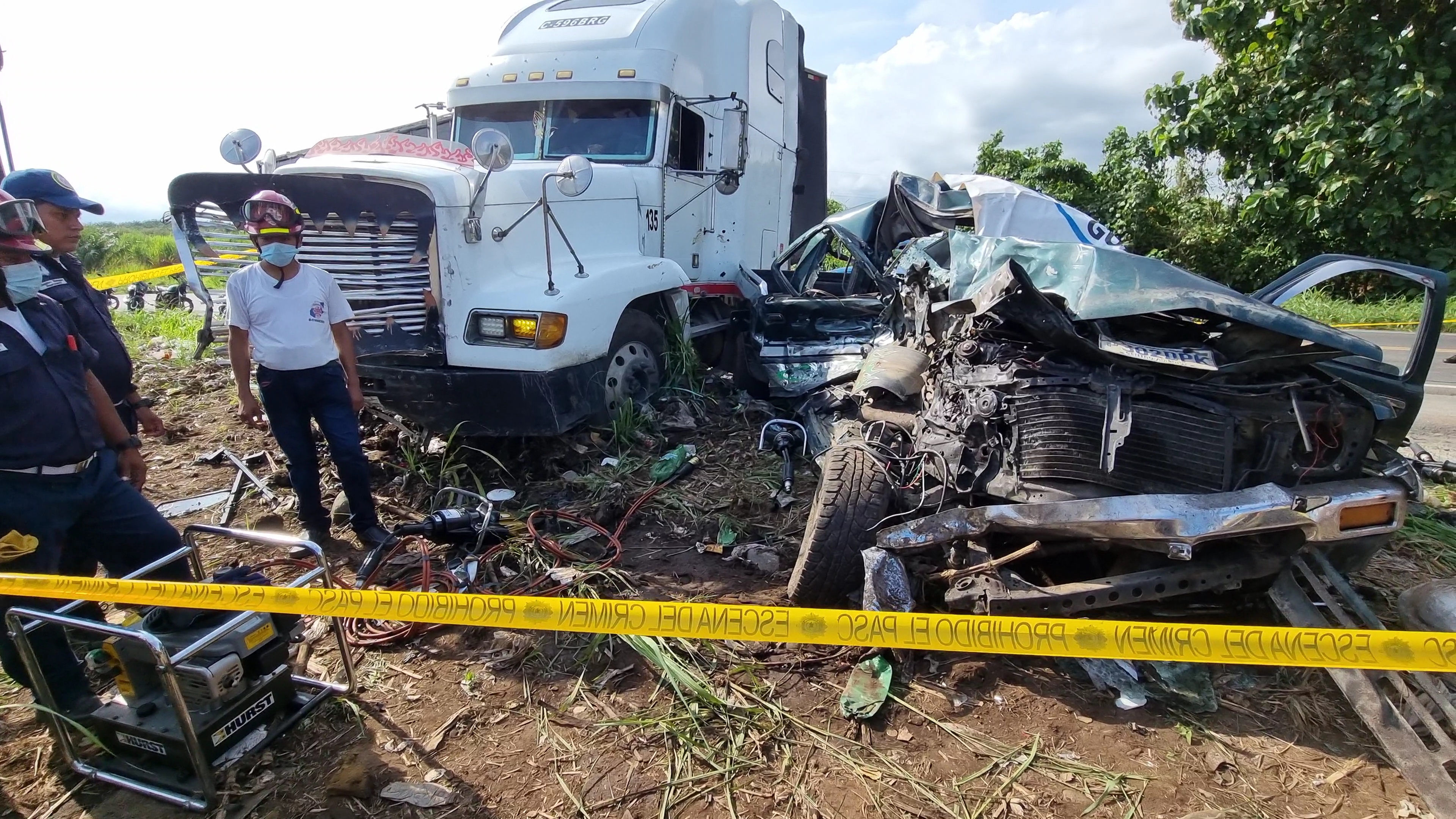 El vehículo quedó totalmente destruido por el impacto. (Foto Prensa Libre: Victoria Ruiz)