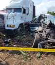 El vehículo quedó totalmente destruido por el impacto. (Foto Prensa Libre: Victoria Ruiz)
