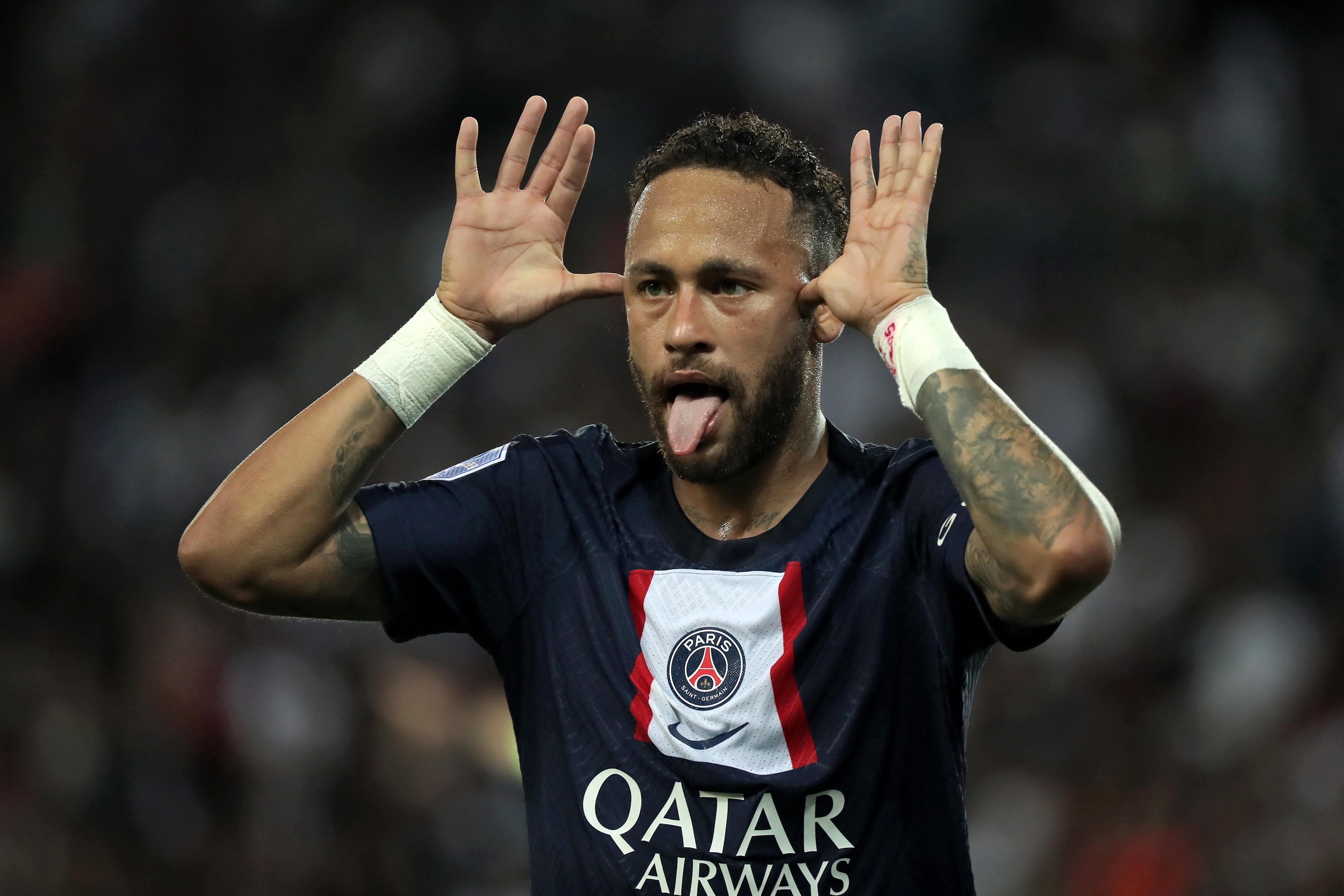 El delantero del Paris Saint Germain Neymar Jr reacciona después de anotar un gol en el partido entre PSG y Montpellier. Foto Prensa Libre (EFE)