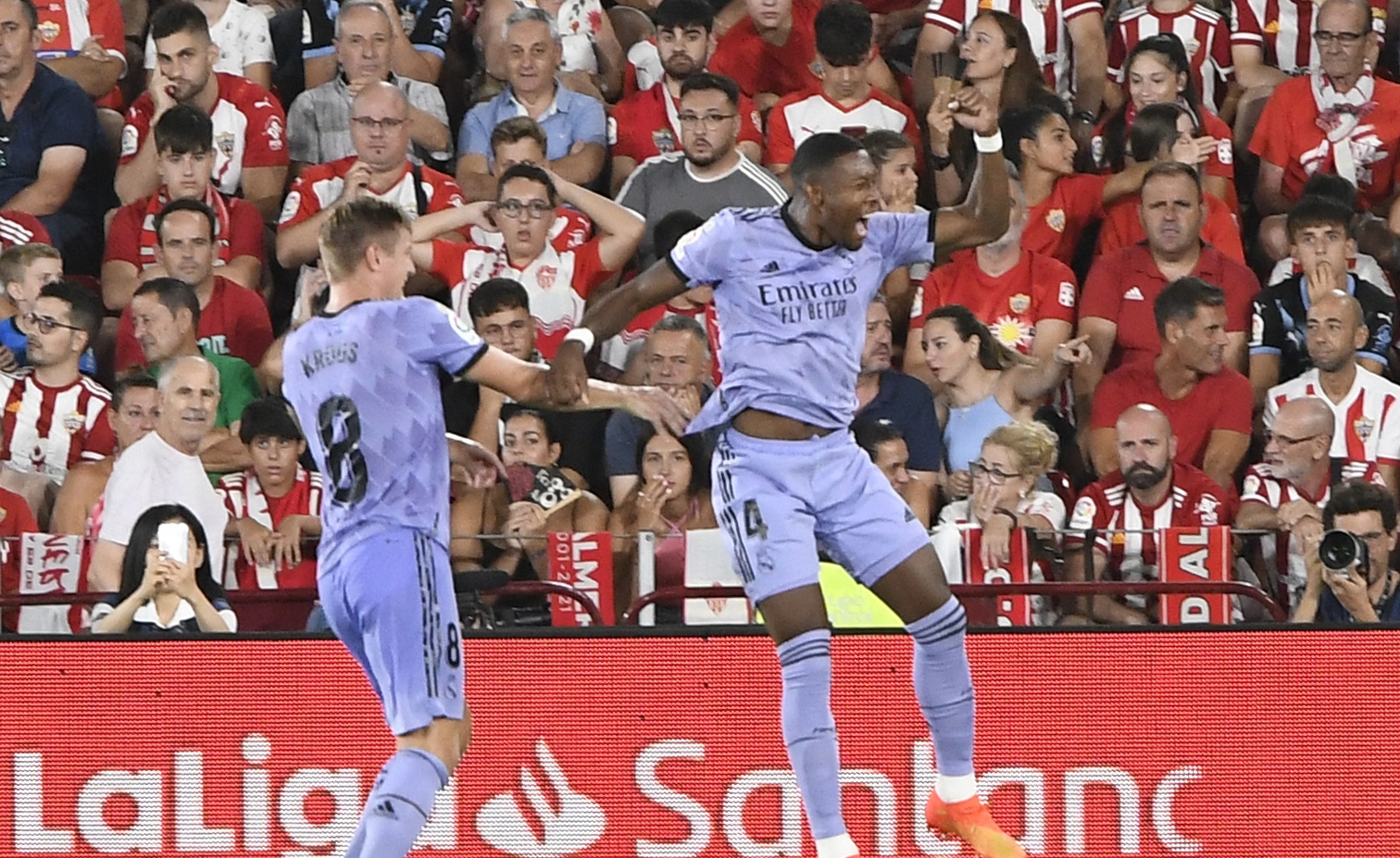 El defensa austriaco del Real Madrid David Alaba (d) celebra su gol ante la UD Almería, durante el partido de la primera jornada de LaLiga que UD Almería y Real Madrid disputan hoy domingo en el Power Horse Stadium de Almería. Foto Prensa Libre (EFE)