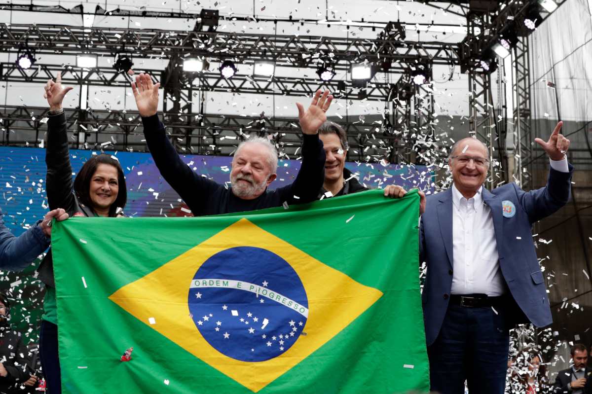 El expresidente de Brasil Luiz Inacio Lula da Silva se perfila para ganar las elecciones en Brasil, según sondeos. (Foto Prensa Libre: EFE)