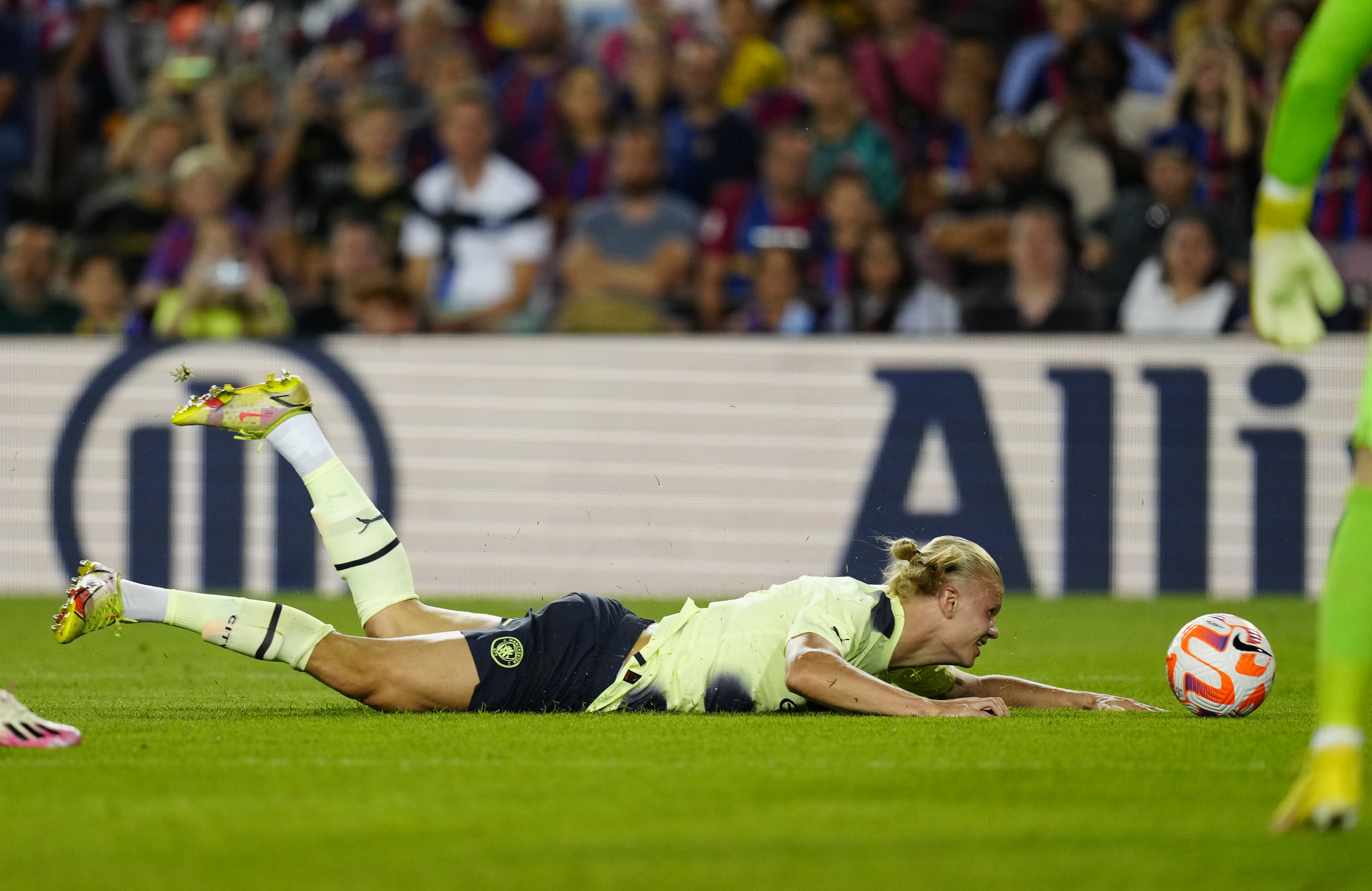 Haaland "vendió" muy bien la falta en el área y consiguió el penalti de la igualada final. (Foto Prenssa Libre: EFE)