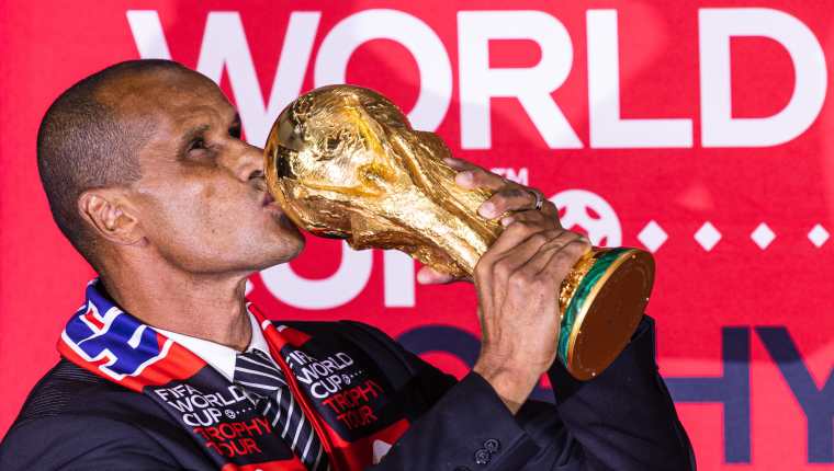 El exjugador brasileño, Rivaldo, es embajador global de la Copa del Mundo 2022 y estuvo presente durante la presentación del trofeo este jueves. (Foto Prensa Libre: EFE)