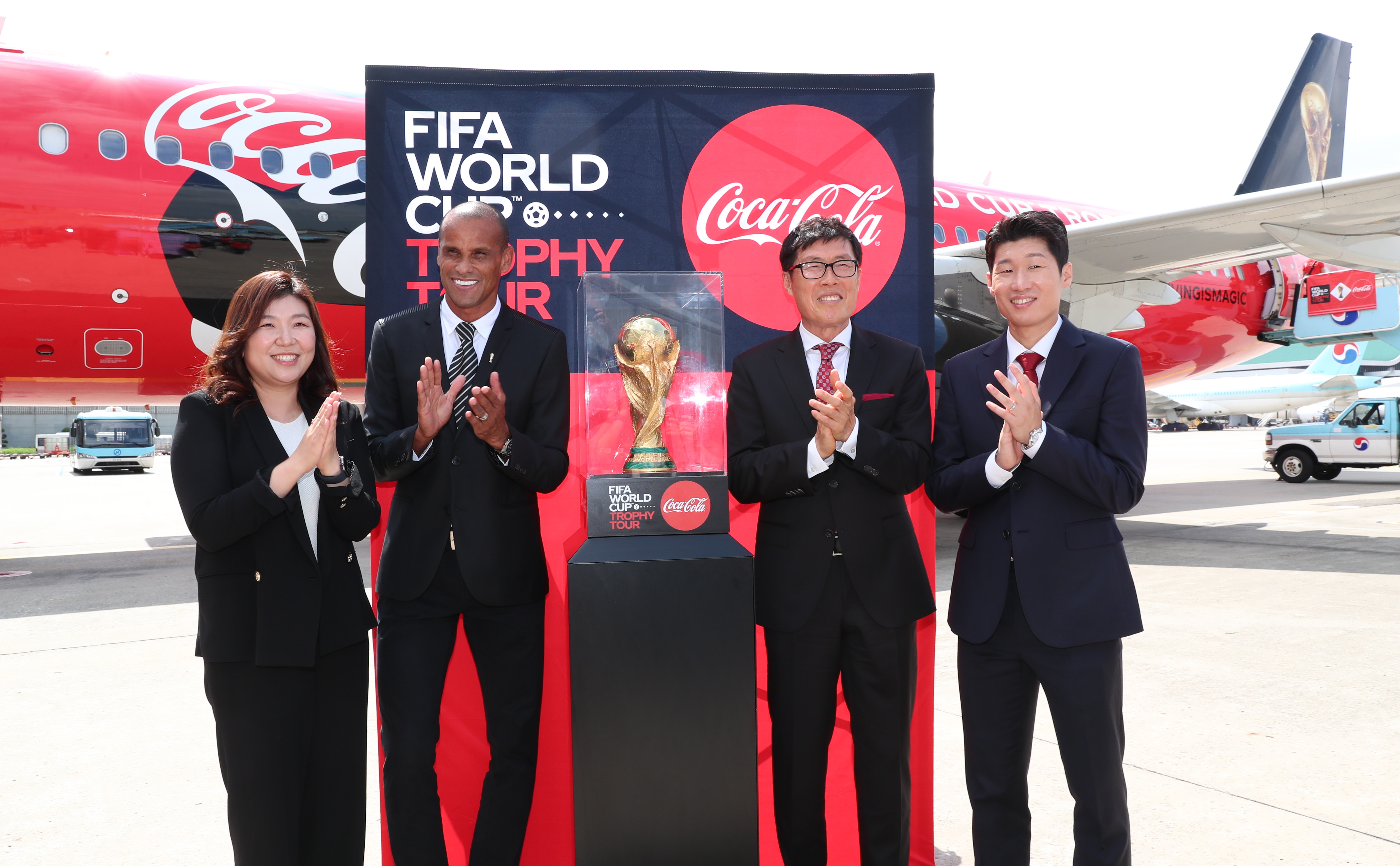 El trofeo de la Copa del Mundo fue desvelado en Seúl, Corea del Sur, el pasado 24 de agosto como banderazo inicial del tour mundial. (Foto Prensa Libre: EFE)