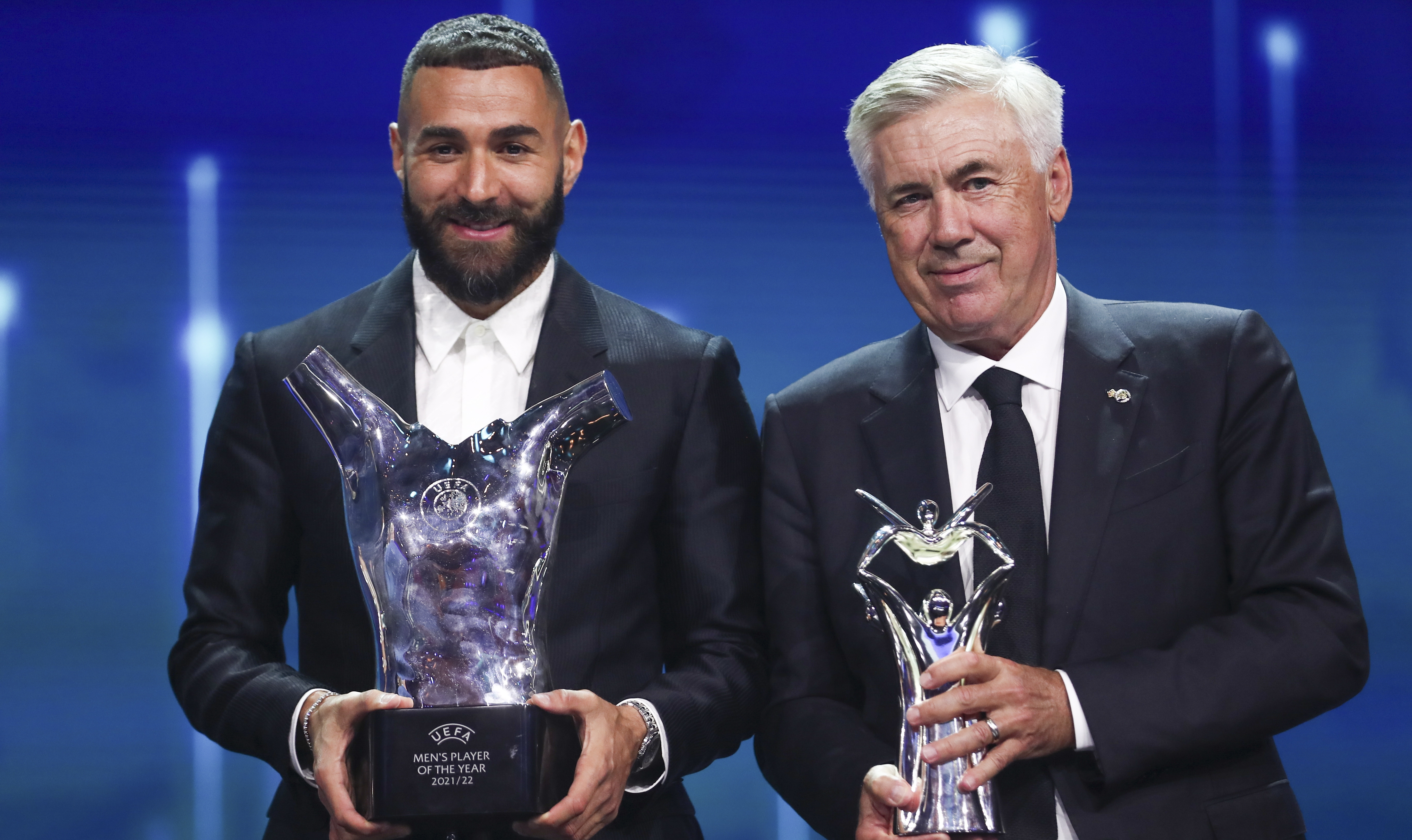 Benzema y Ancelotti fueron galardonados este jueves luego del sorteo de la fase de grupos de la Champions League 2022-2023. (Foto Prensa Libre: EFE)
