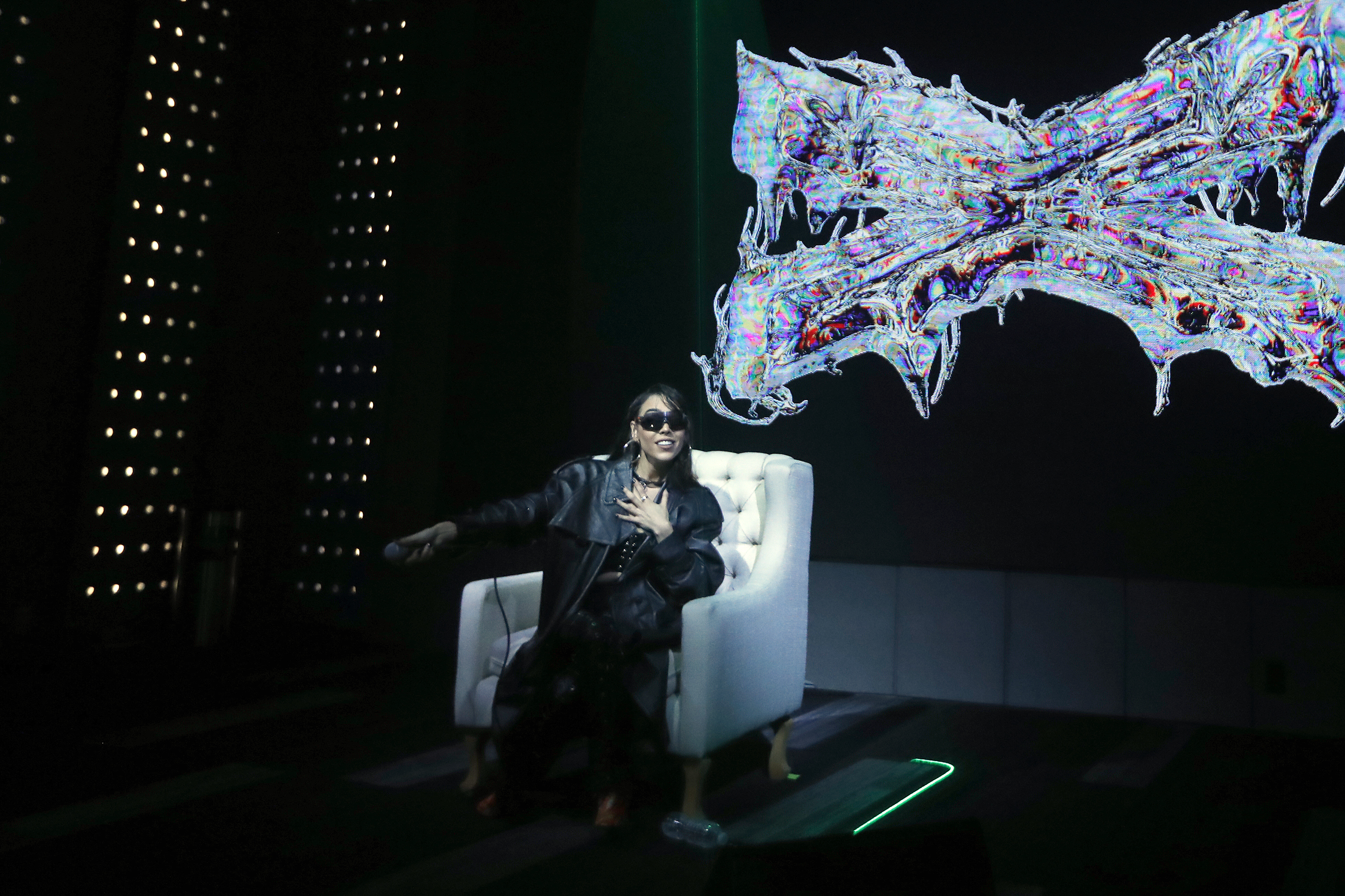 Mexicana Danna Paola lanza videoclip de "XT4S1S", un "parteguas" en su música