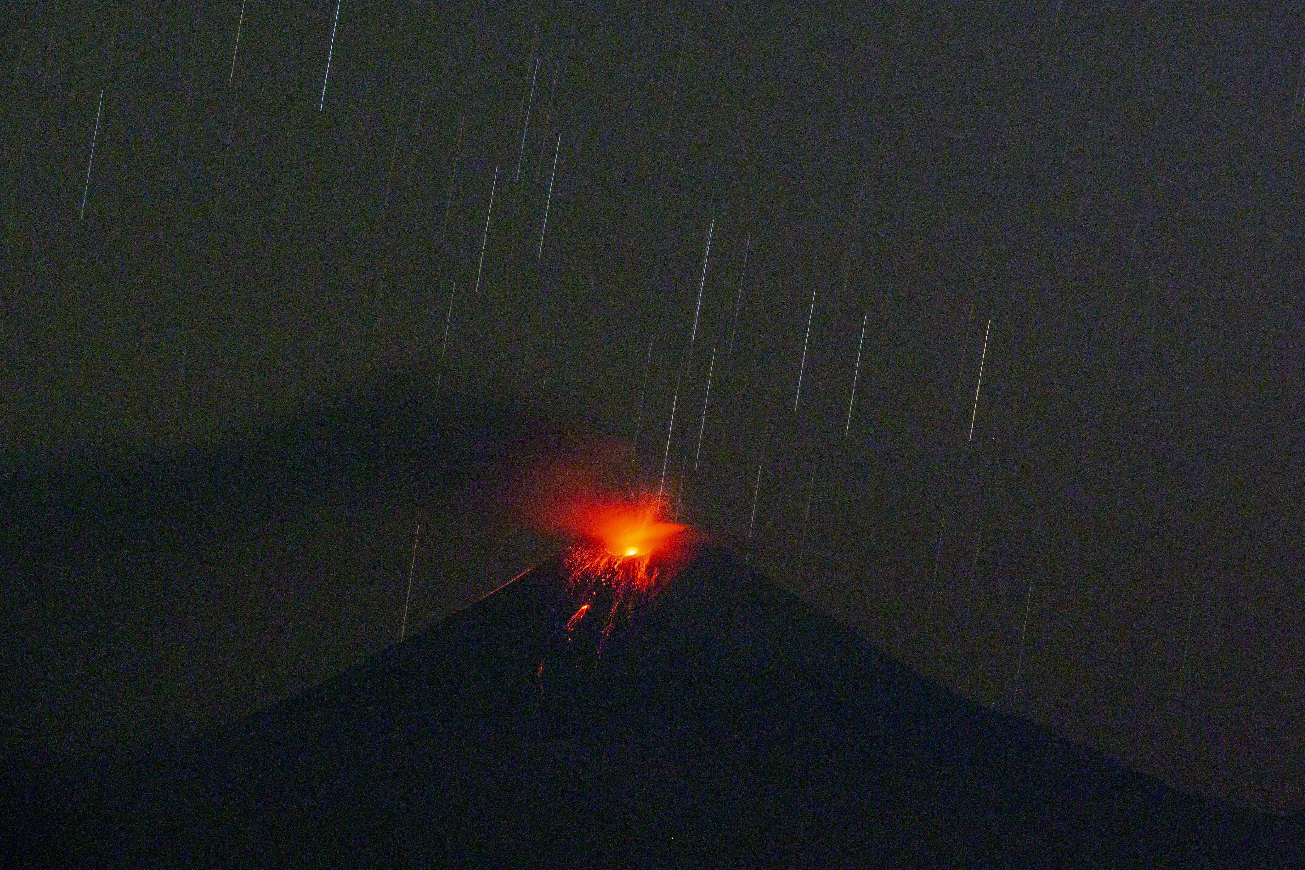Vista hoy de la actividad eruptiva del volcán Sangay, desde la parroquia San Isidro, en el Parque Nacional Sangay, en la ciudad de Macas (Ecuador). EFE/José Jácome