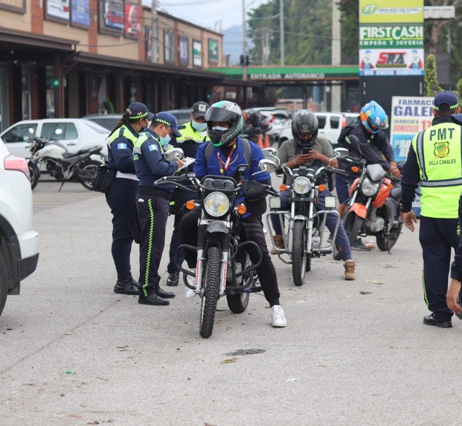 Motoristas que quieran ser beneficiados con la exoneración de multas de tránsito deben acudir a talleres de educación vial. (Foto Prensa Libre: Tomada del Facebook de PMT de Villa Canales) 