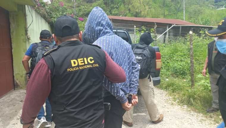 Kevin Josué Tzalam Norales fue capturado en el barrio Chajsaquil, San Pedro Carchá, Alta Verapaz, señalado de producir y distribuir pornografía infantil. (Foto Prensa Libre: PNC)