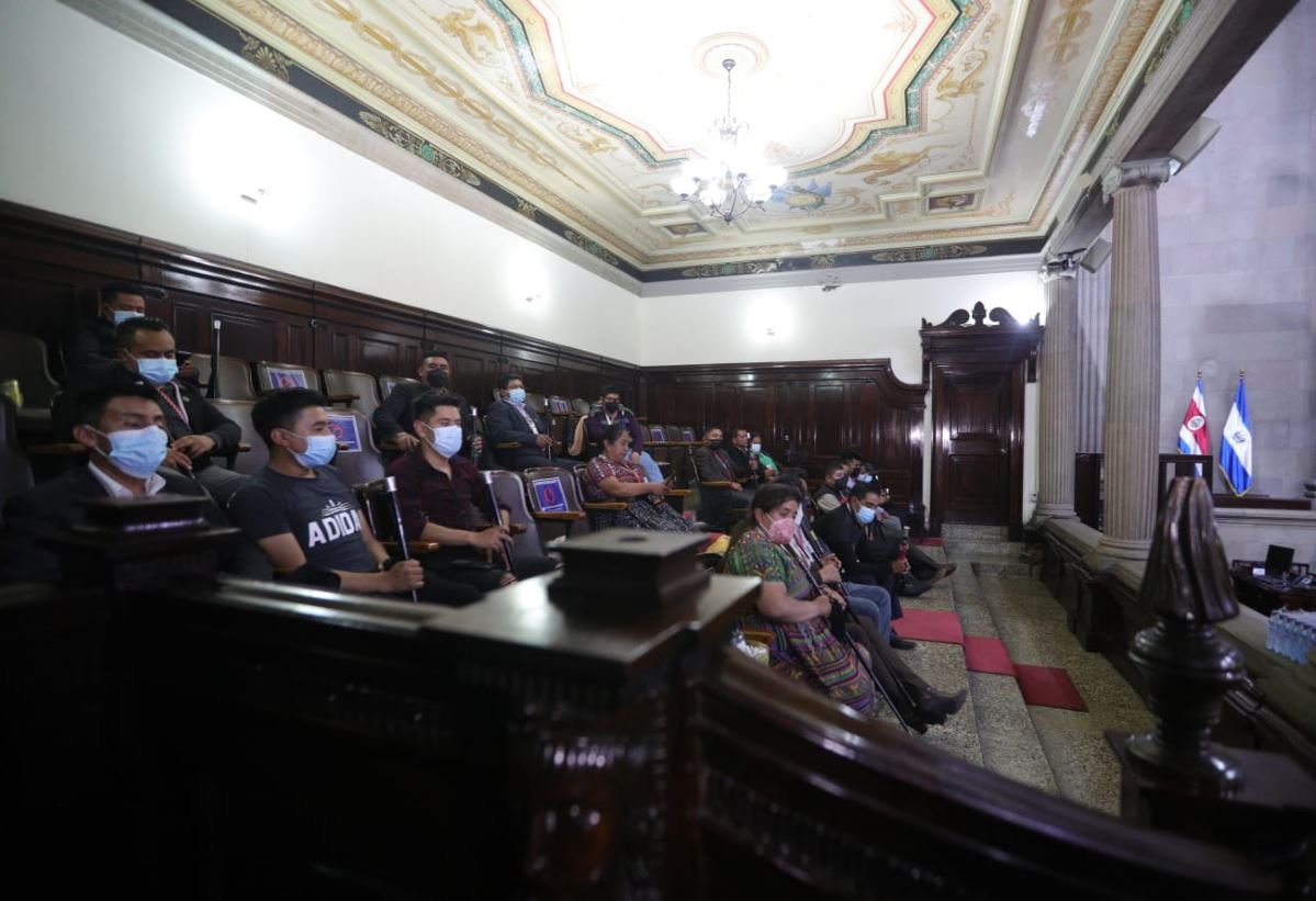 Integrantes de los 48 Cantones de Totonicapán llegaron al Congreso para mostrar su rechazo a la iniciativa 6076, con la cual se fortalecía a las fuerzas de seguridad. (Foto Prensa Libre: María José Bonilla) 