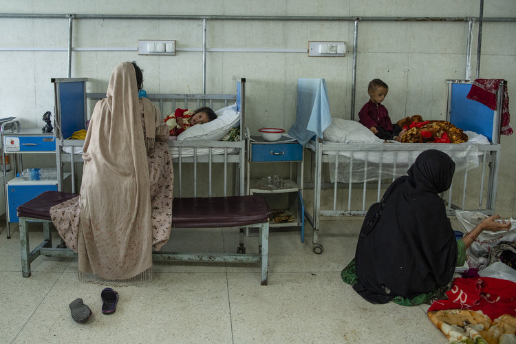 Una sala de desnutrición en el Hospital Indira Gandhi de Kabul, Afganistán, 18 de junio de 2022. (Foto Prensa Libre: Kiana Hayeri/The New York Times)
