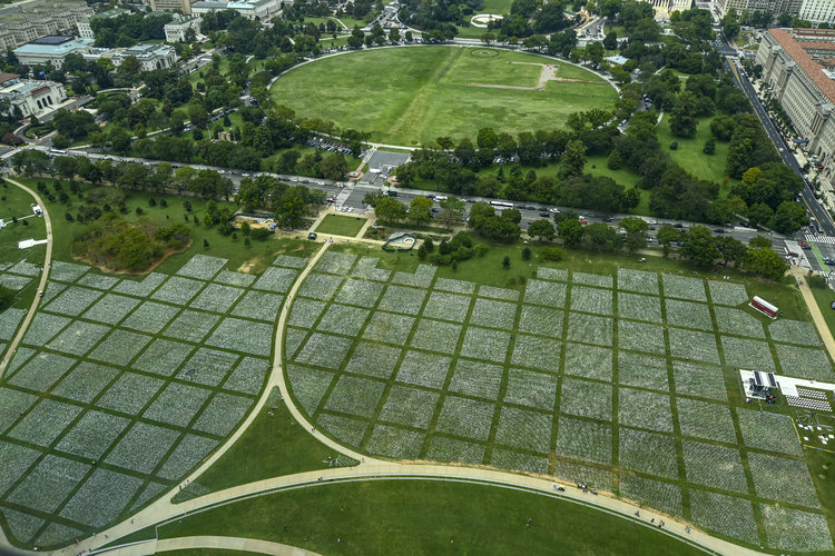 Una exposición de arte cubre el National Mall con más de 700 mil  banderas blancas, cada una de las cuales representa a una persona fallecida a causa de covid, en Washington, el 16 de septiembre de 2021. (Foto Prensa Libre: Kenny Holston/The New York Times)