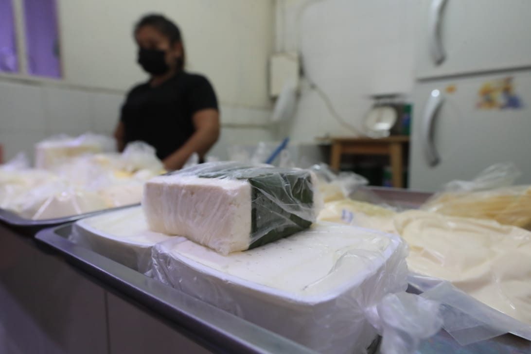 La venta de queso fresco ha disminuido en Sacatepéquez, debido a la alerta epidemiológica lanzada por el Ministerio de Salud. (Foto Prensa Libre: Élmer Vargas)