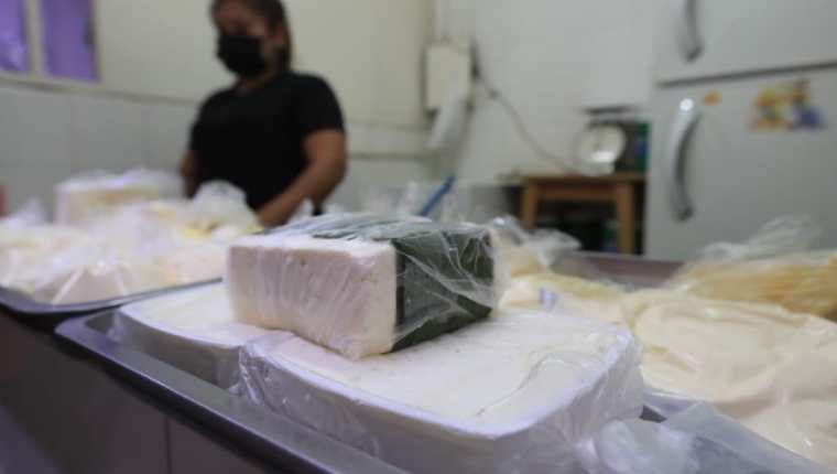 La venta de queso fresco ha disminuido en Sacatepéquez, debido a la alerta epidemiológica lanzada por el Ministerio de Salud. (Foto Prensa Libre: Élmer Vargas)