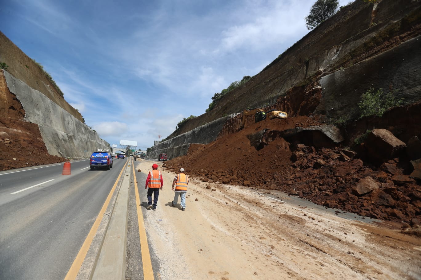 Maquinaria retira toneladas de tierra que cayeron sobre el km 61 del Libramiento de Chimaltenango. (Foto Prensa Libre: Juan Diego González)
