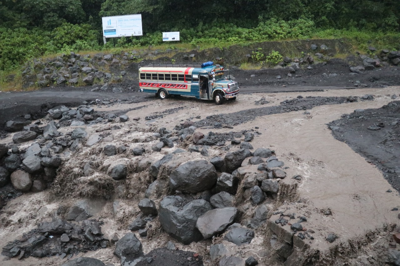El descenso de lahares desde la parte alta del Volcán de Fuego constituye un riesgo para los residentes, pero muchos optan por correrlos para poder llevar a sus casas. (Foto Prensa Libre: Carlos Paredes)