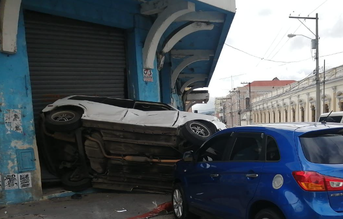 Dos vehículos colisionaron en la 9 avenida y 9 calle de la zona 1 de la capital. (Foto Prensa Libre: Cortesía Amílcar Montejo)
