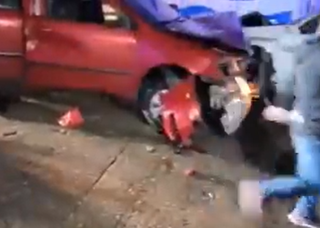 “Impactante accidente”: Video del momento en que vehículo arrolla a peatón y choca contra otros automotores