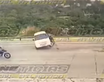 Video capta cuando motorista se accidenta al impactar contra vehículo que circulaba contra la vía en ruta al Atlántico
