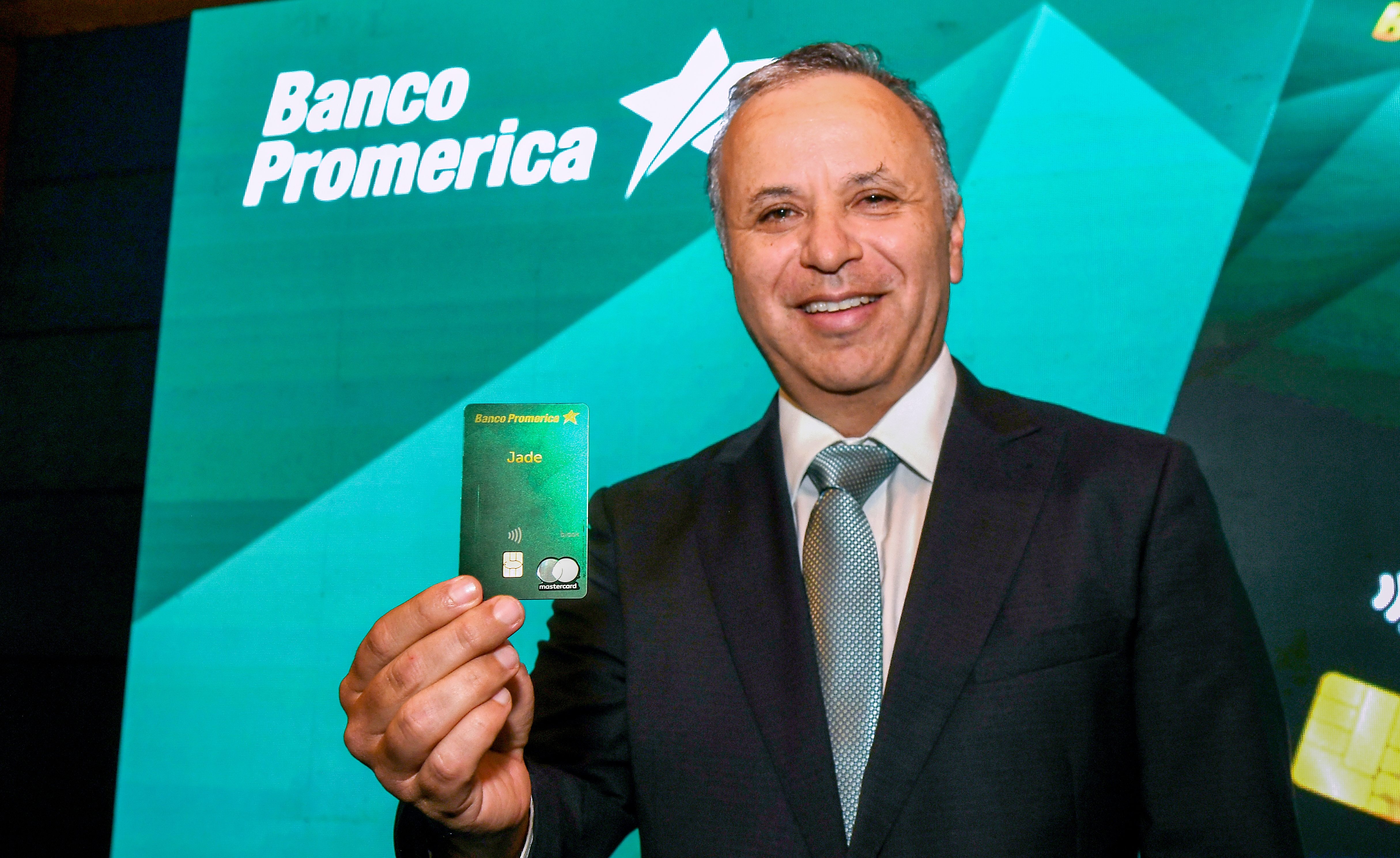 Ingeniero Edgar Bran, gerente general de Banco Promerica muestra la nueva tarjeta de crédito Jade Mastercard. Foto Prensa Libre: Sergio Muñoz