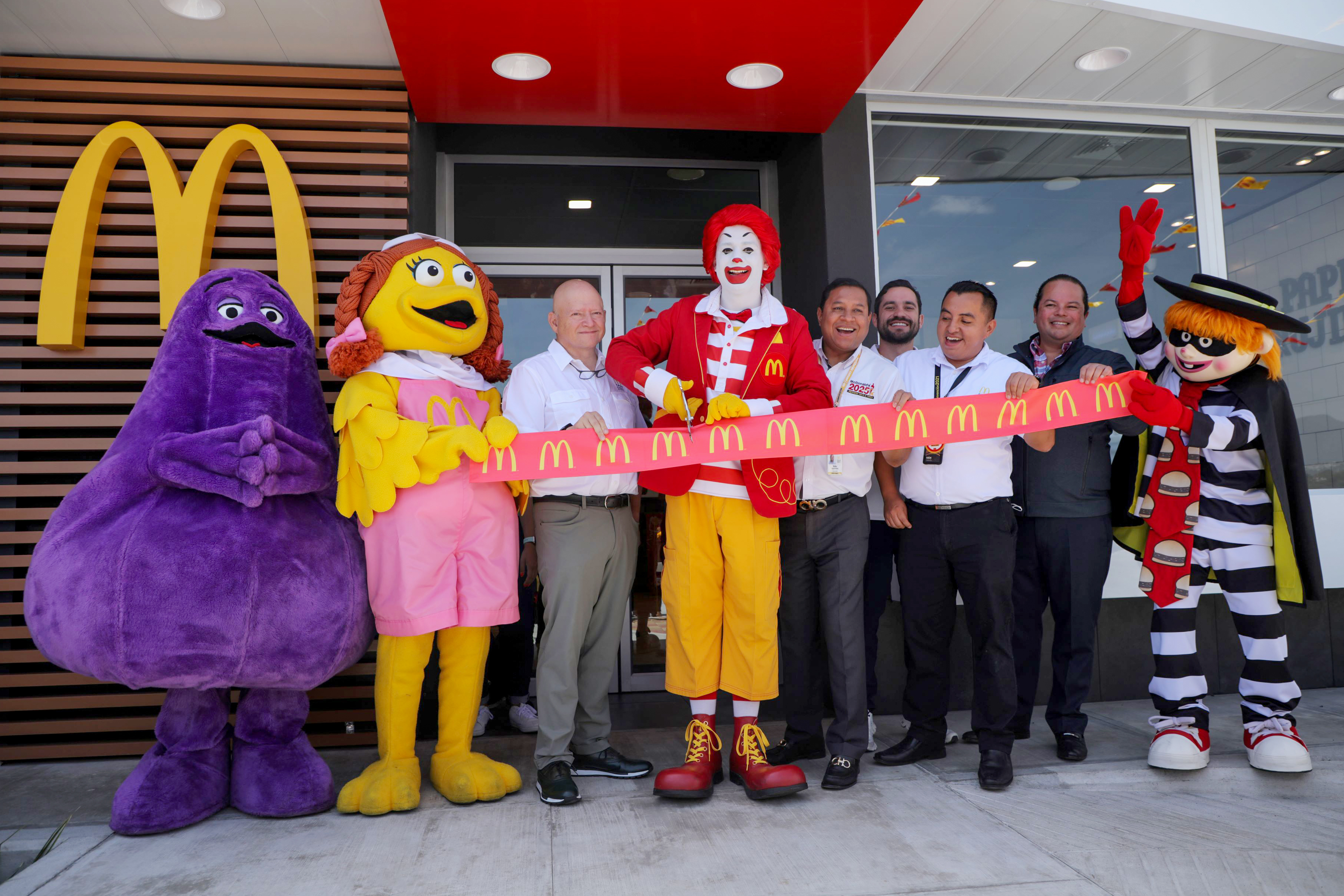 Representantes de McDonald´s inauguraron el restaurante 104 en el kilómetro 18.5 carretera a Villa Canales. Foto Prensa Libre: Cortesía