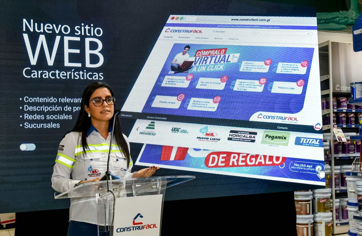 María Fernanda Castellanos, coordinadora de Comercio Electrónico de Construfácil hizo la presentación de la página. Foto Prensa Libre: Sergio Muñoz