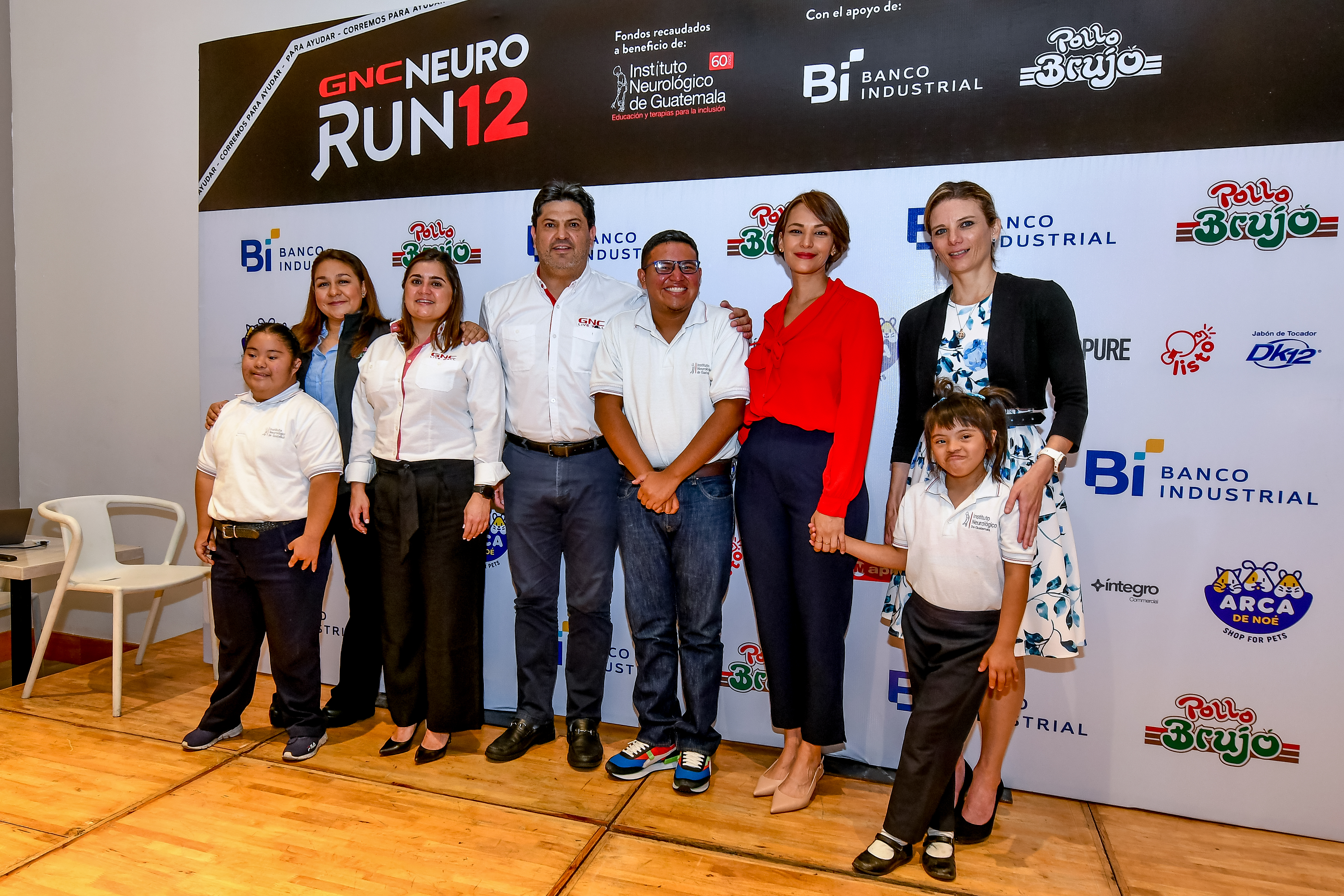 Esmeralda Roldán, gerente de mercadeo de Pollo Brujo; Sofía Sagone, gerente de mercadeo de GNC Guatemala; Roberto Lombardi, director comercial de GNC Guatemala; Nathalie Cáceres, junta directiva del Instituto Neurológico de Guatemala; y María José Paiz, relaciones institucionales de Banco Industrial. Foto Prensa Libre: Sergio Muñoz