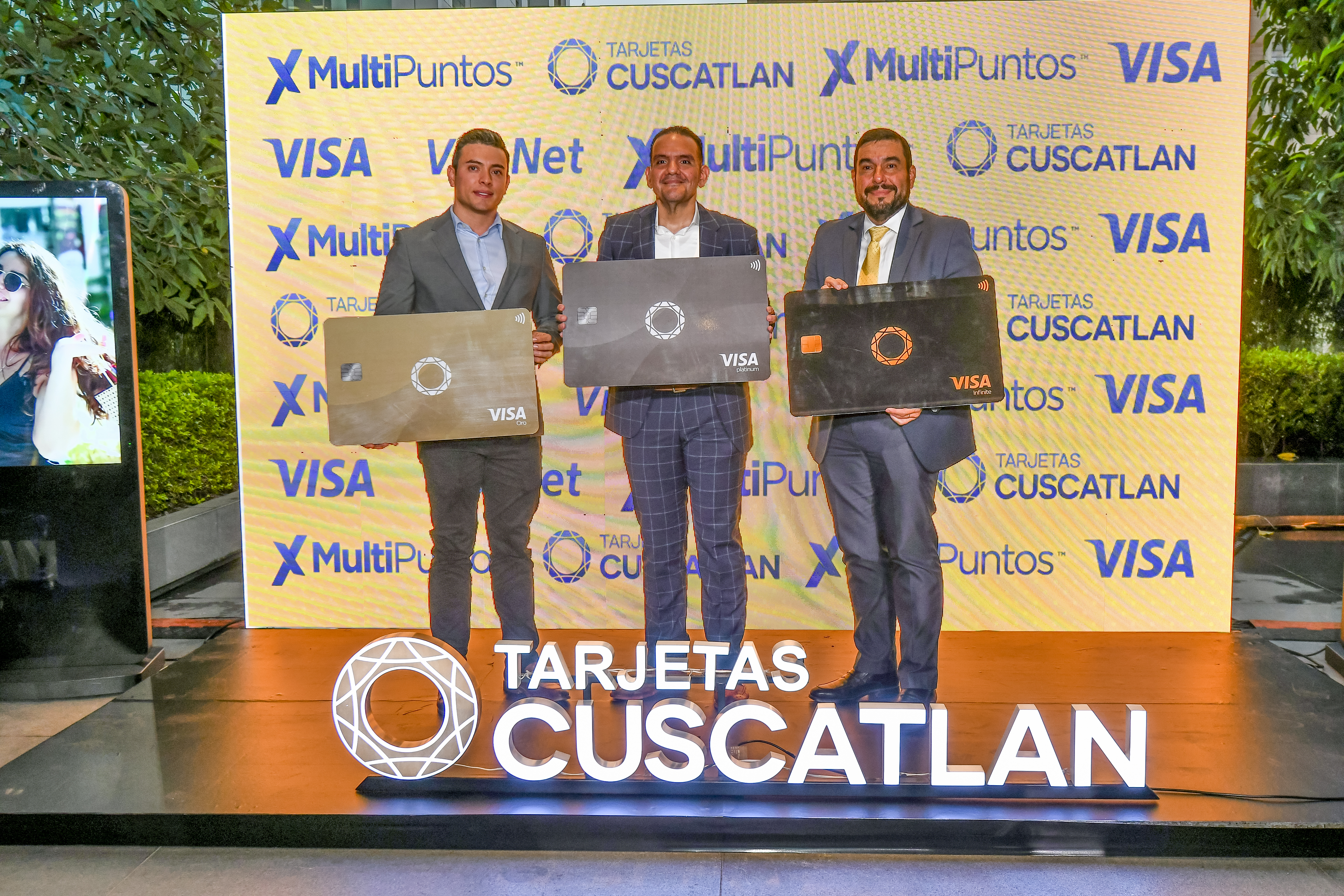 René Printemps, marketing mánager de VISA de Guatemala y El Salvador; Miguel Morales, gerente general de Tarjetas Cuscatlán; y Mario Castrillo, gerente general de VisaNet Guatemala. Foto Prensa Libre: Sergio Muñoz