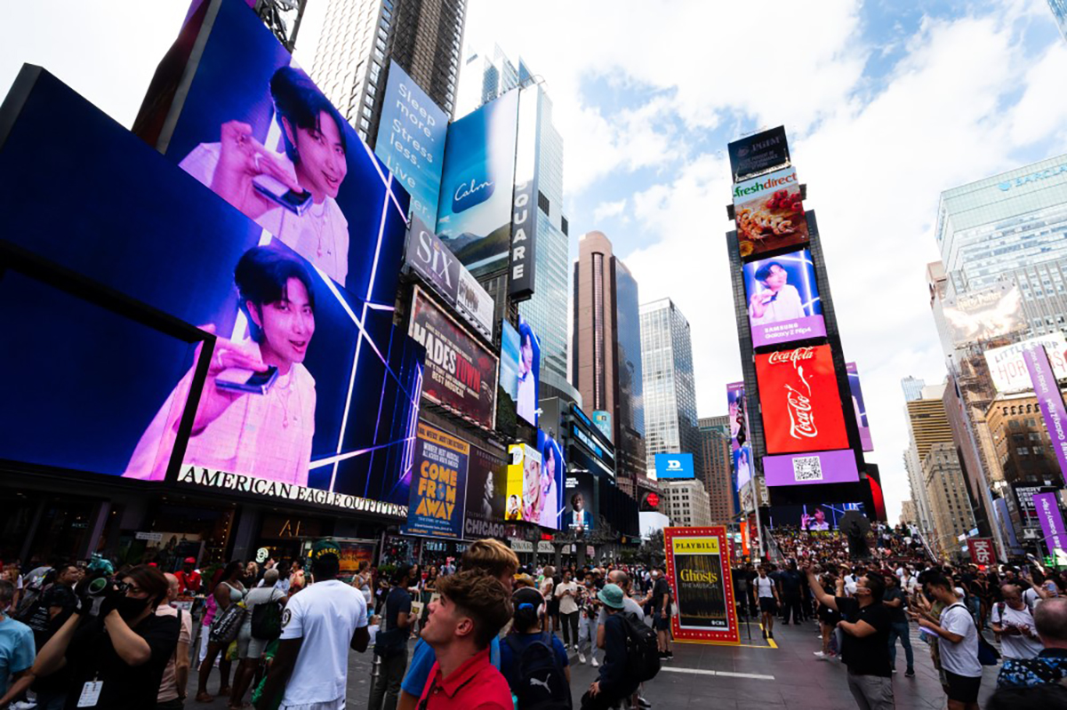 Una de las cuatro ciudades que sirvieron para la exposición del takeover global fue Times Square, de Nueva York, Estados Unidos. Foto Prensa Libre: Cortesía