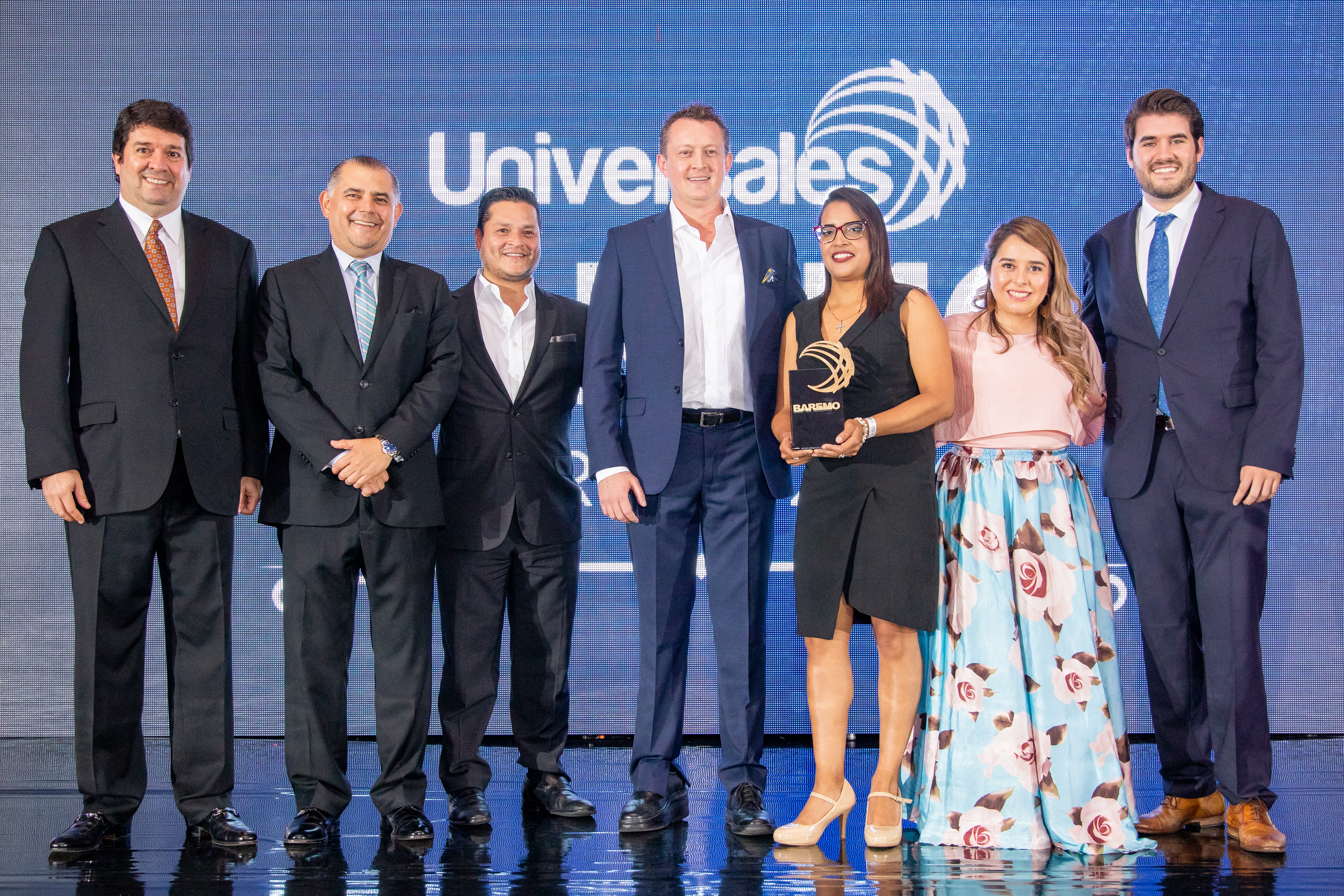 Ganadores de la categoría oro junto a directores de Universales. Foto Prensa Libre: Cortesía
