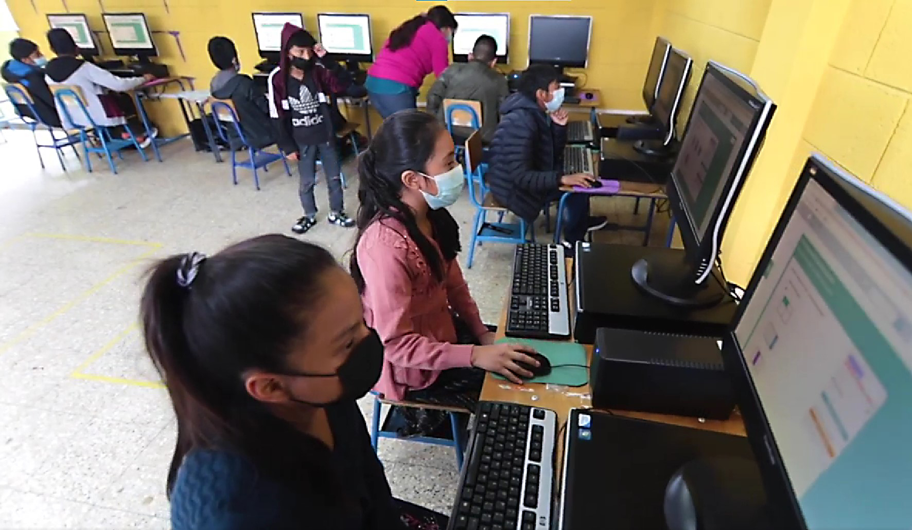 InterBanco dona un equipo de cómputo por cada colaborador que alcanza la puntuación máxima en sus indicadores de desempeño. Foto Prensa Libre: Cortesía