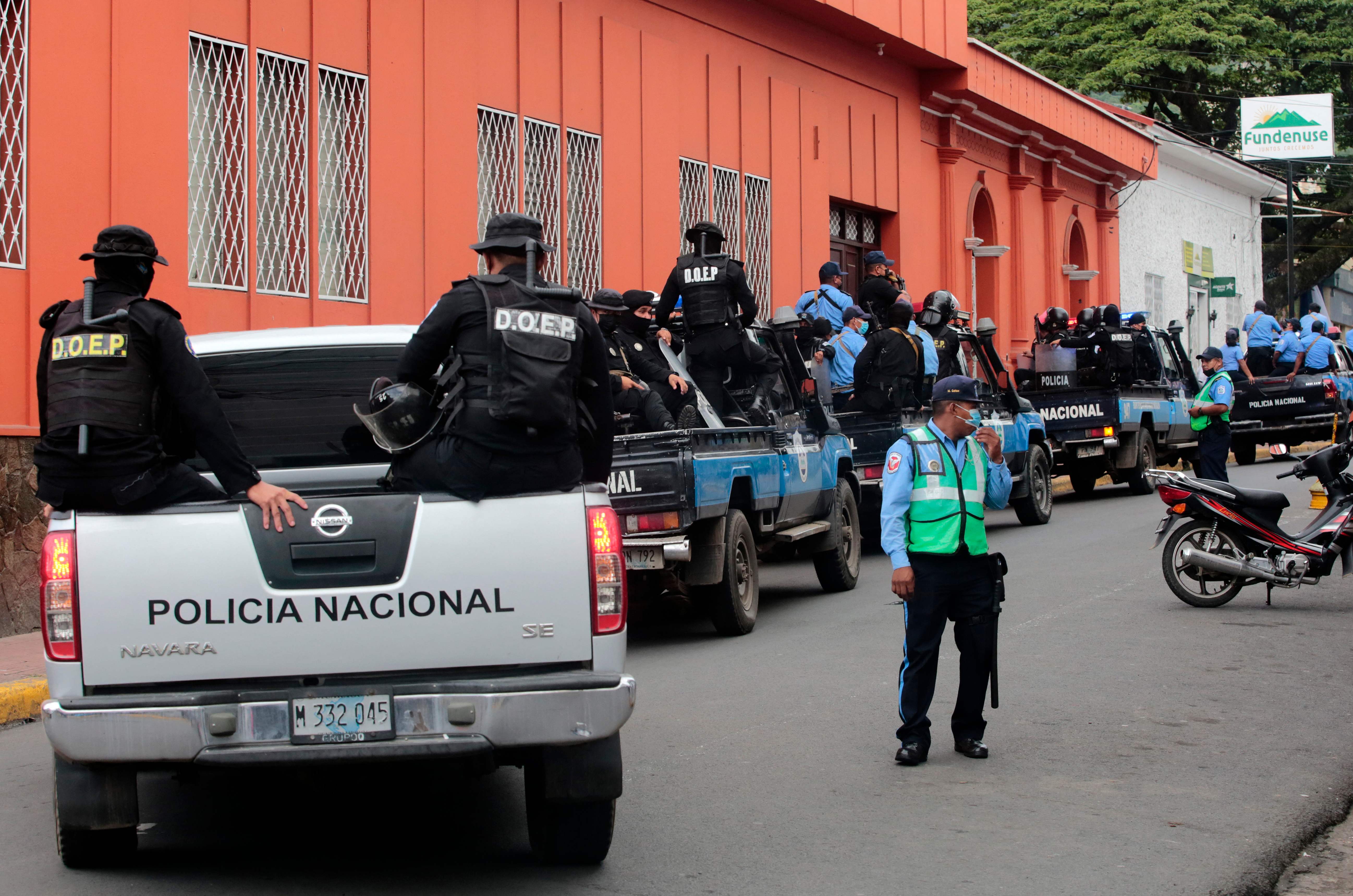 Por varios días previo a su arresto, la curia arzobispal donde estaba el obispo Rolando Álvarez, en Matagalpa, Nicaragua, estuvo sitiada por policía de Daniel Ortega. (Foto Prensa Libre: AFP)