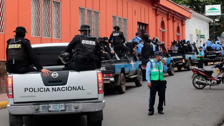 Por varios días previo a su arresto, la curia arzobispal donde estaba el obispo Rolando Álvarez, en Matagalpa, Nicaragua, estuvo sitiada por policía de Daniel Ortega. (Foto Prensa Libre: AFP)