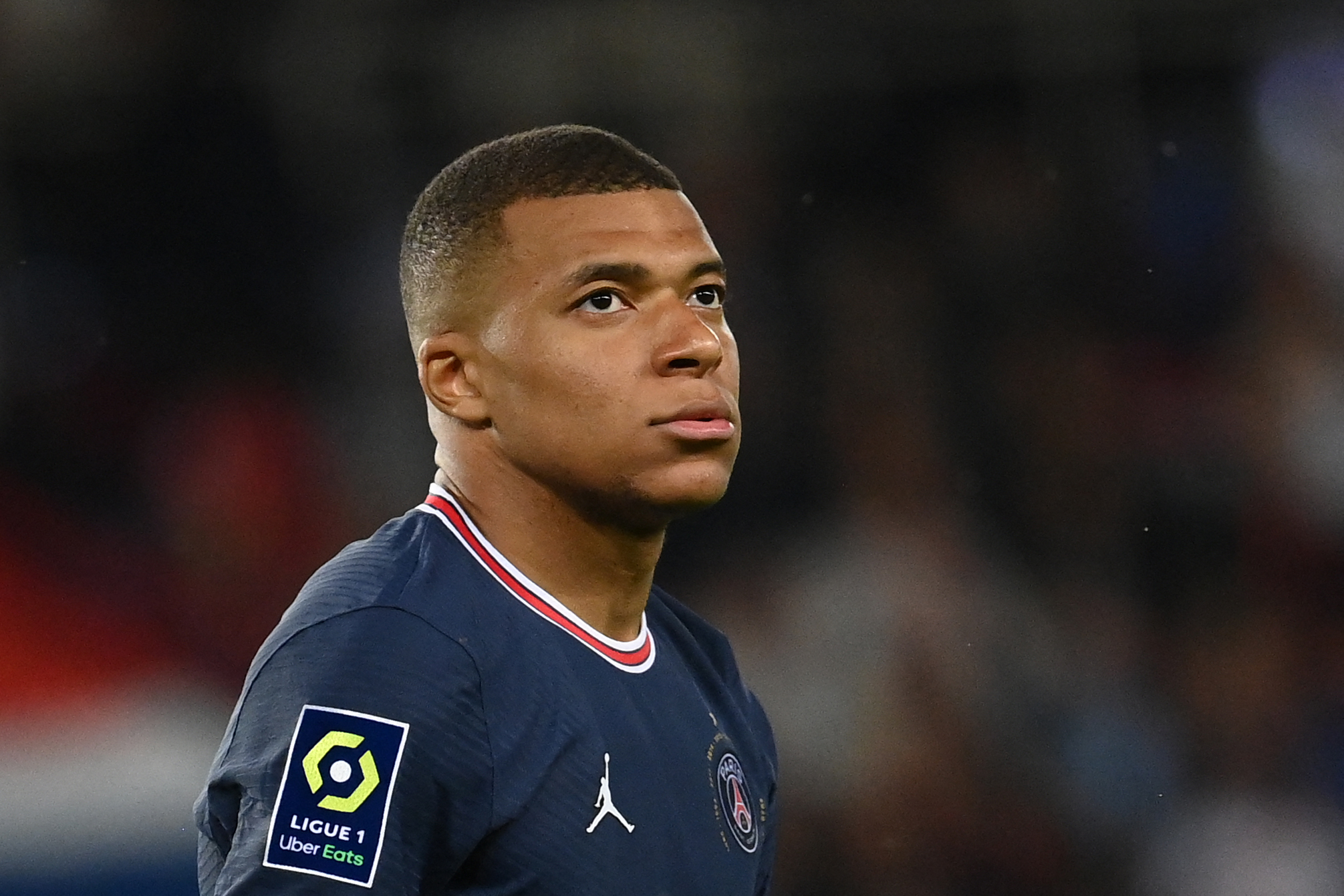 La estrella del Paris Saint Germain Kylian Mbappe habló sobre el Balón de Oro. Foto Prensa Libre( AFP)