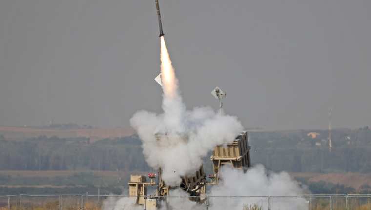 Un misil del sistema de defensa aérea Cúpula de Hierro de Israel, diseñado para interceptar y destruir cohetes de corto alcance y proyectiles de artillería. Fotografía: AFP.
