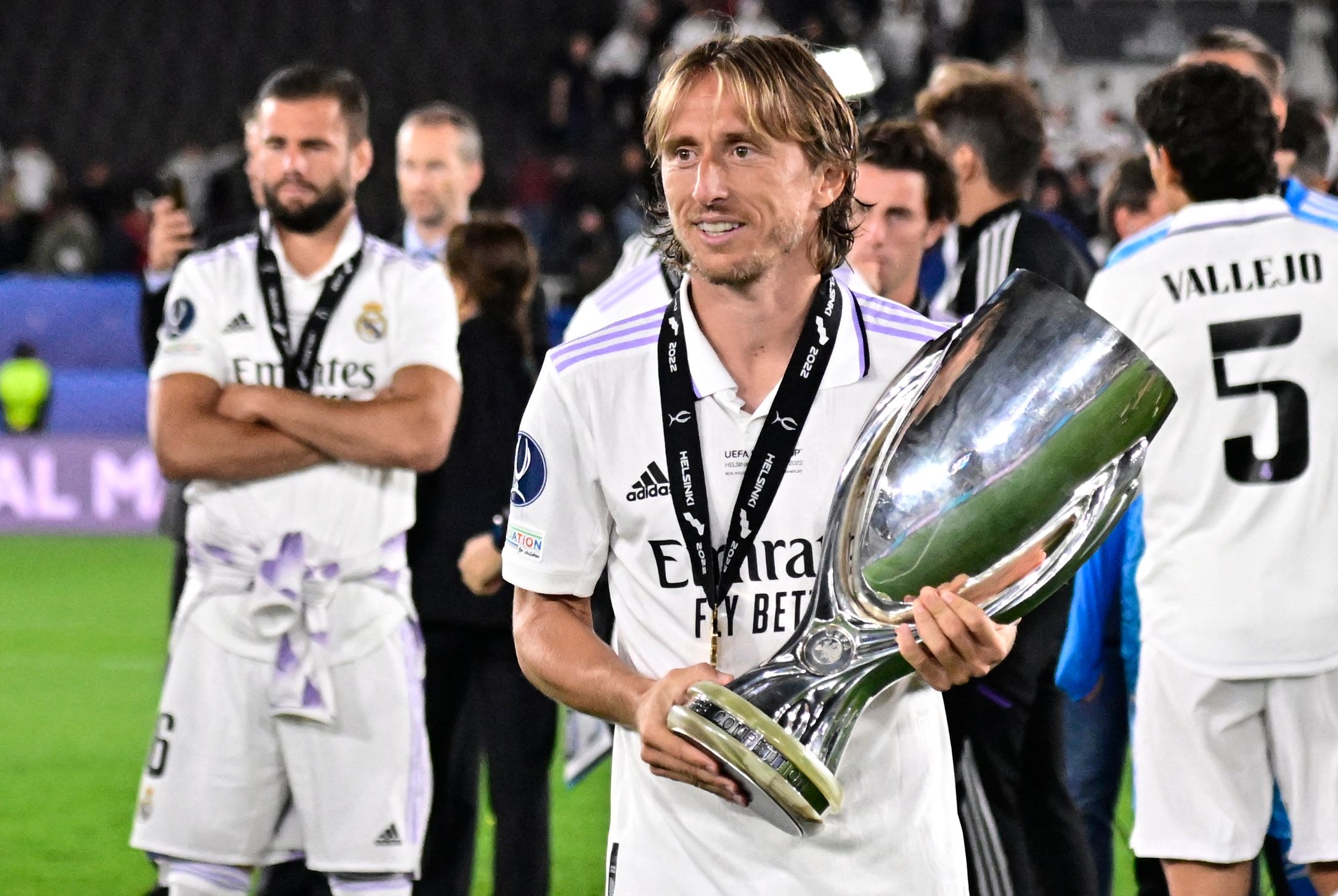 Luka Modric celebra el último título que ganó con el Real Madrid. Foto Prensa Libre (AFP)