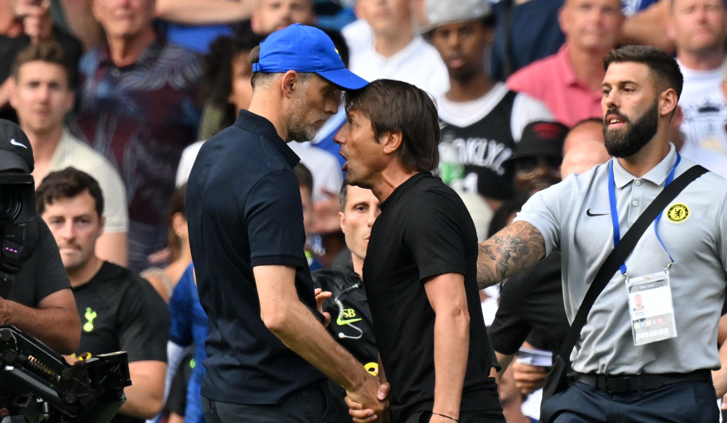 Los entrenadores de Chelsea y Tottenham discuten durante el partido. Foto Prensa Libre (AFP)